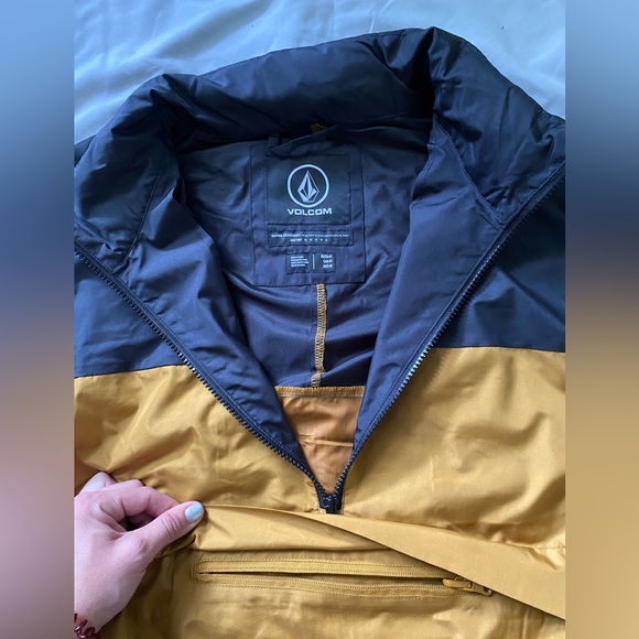 Brand new volcom rain coat - Picture 3 of 4